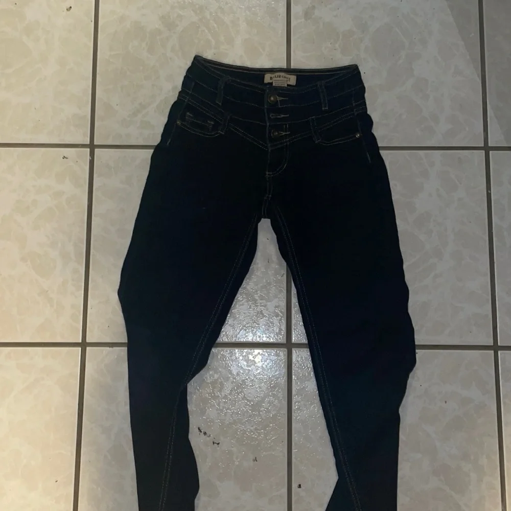 Low rise jeans, 2000s style - Picture 2 of 4